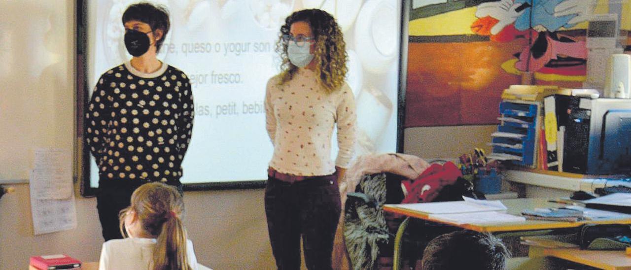 Las enfermeras Lucía Leirós y Macarena Chacón imparten el taller en el colegio de Petelos.