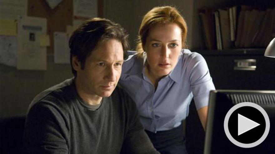 Mulder y Scully investigan un caso en &#039;Expediente X&#039;.