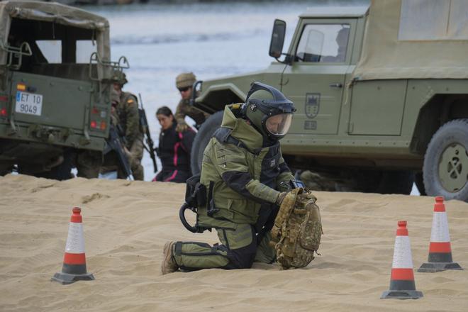 Exhibición por el Día de las Fuerzas Armadas, en la playa de Alcaravaneras