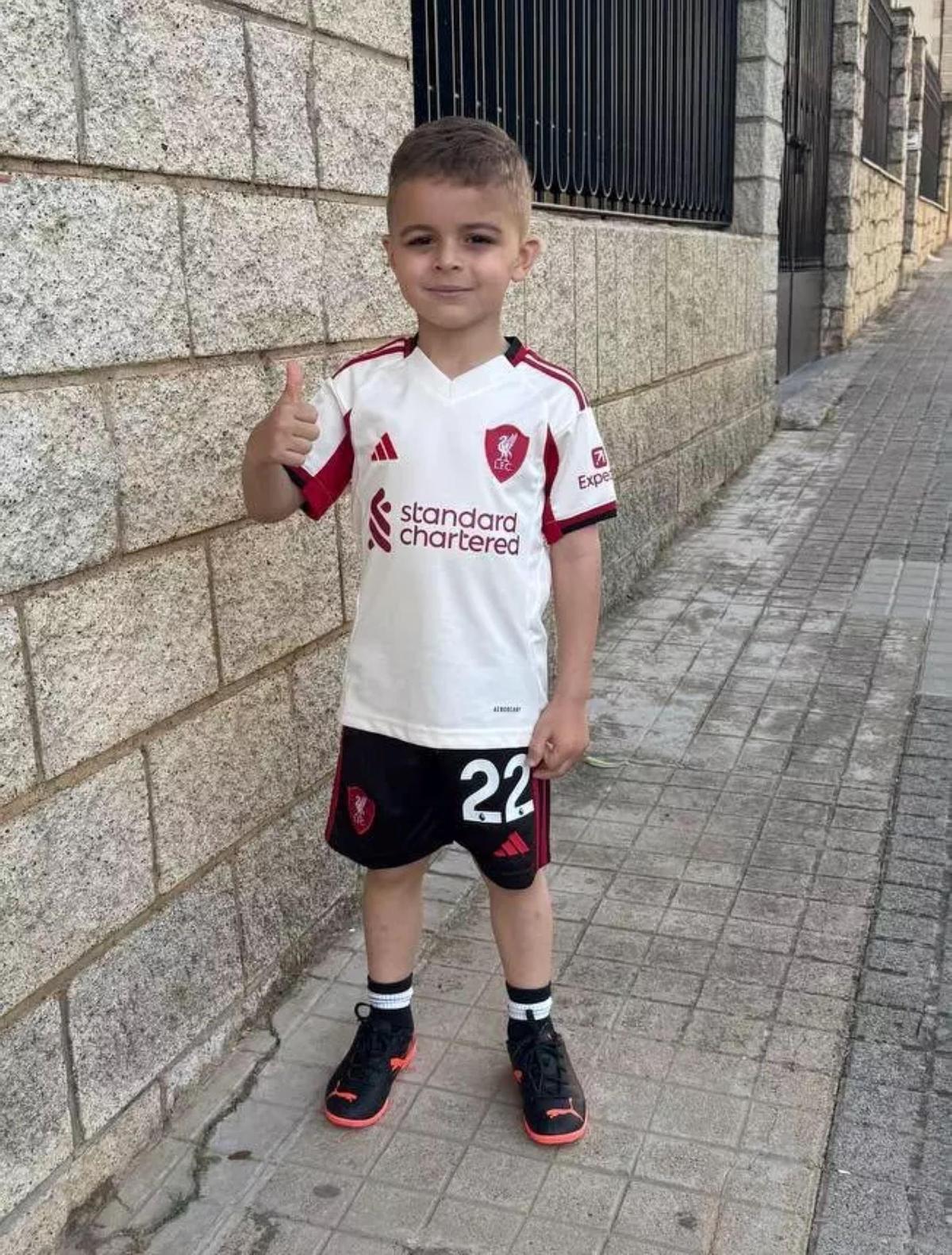 Diego, de cinco años, luce sonriente una equipación de fútbol.