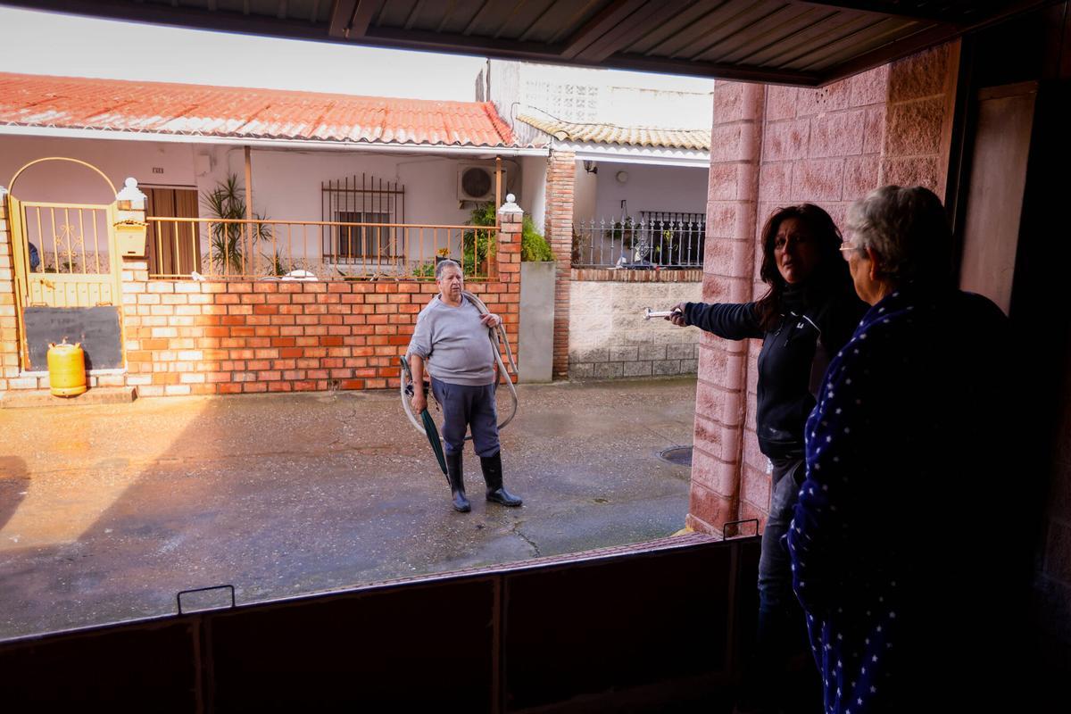 Elisa Martínez y su tía, con la casa con escolleras hablan con su vecino Juan Antonio Andújar.