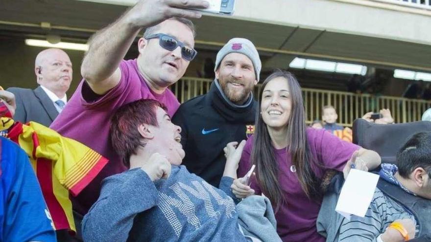 Messi, fotografiándose con seguidores del Barcelona ayer en el Miniestadi.