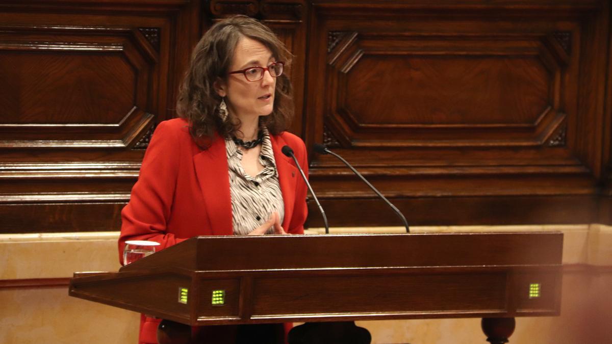 La consellera de Feminismes,Tània Verge, interviniendo en el pleno del Parlament