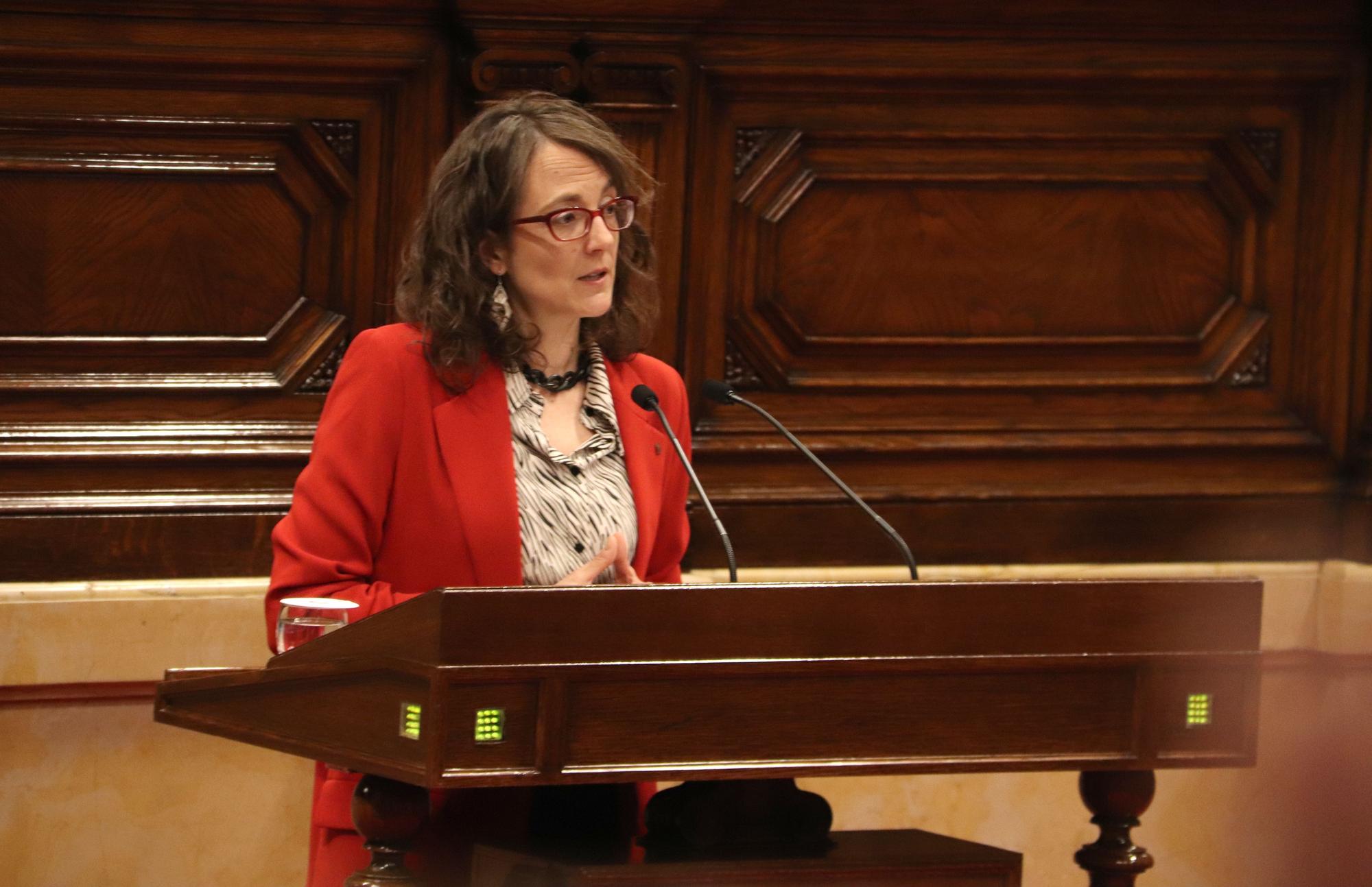 La consellera de Feminismes,Tània Verge, interviniendo en el pleno del Parlament