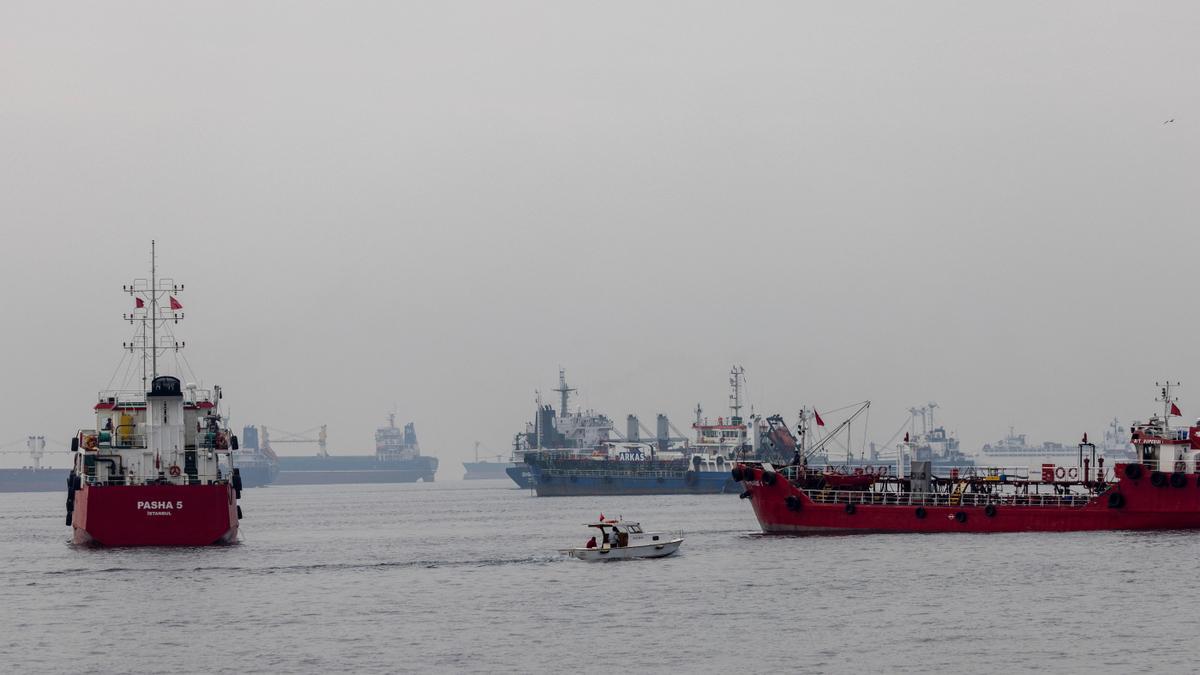 Buques comerciales esperan para pasar el estrecho del Bósforo frente a las costas de Yenikapi en Estambul.