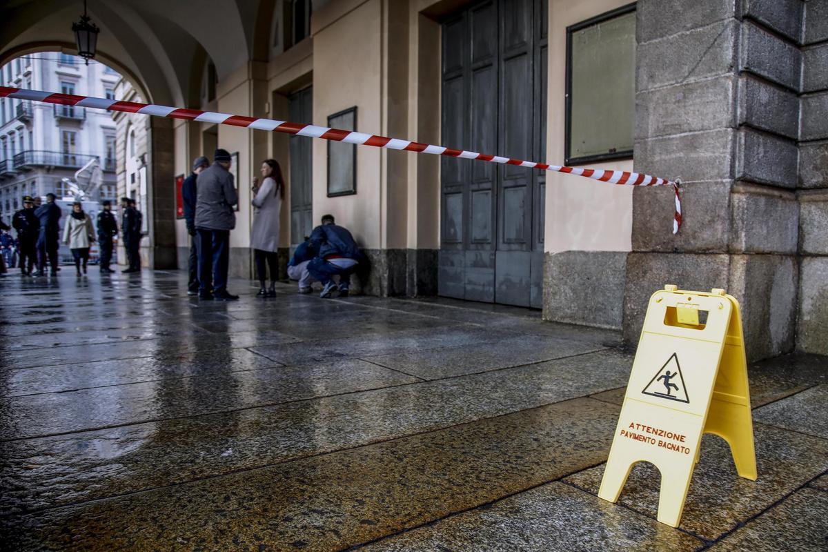 Ecologistas lanzan pintura contra la fachada de La Scala de Milán