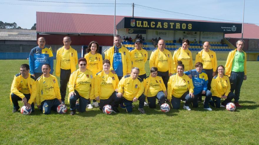 Formación del equipo Genuine del UD Castros en el campo municipal de Coaña. | LNE