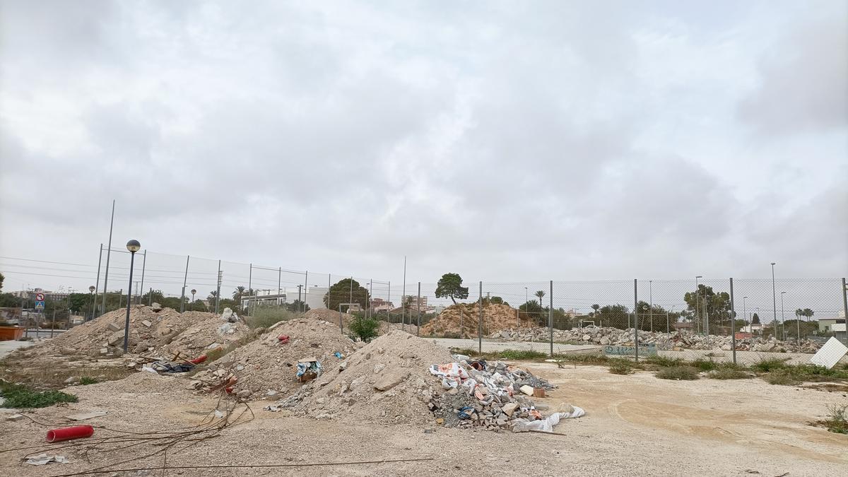 Zona de Nou Nazareth repleta de escombros acumulados.