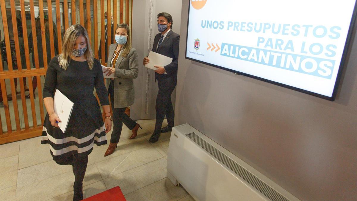 La vicealcaldesa, la edil de Hacienda y el alcalde, llegando a la sala de prensa del Ayuntamiento