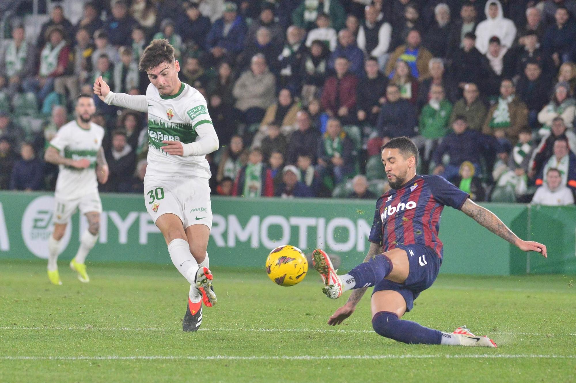 El Elche choca contra una muralla