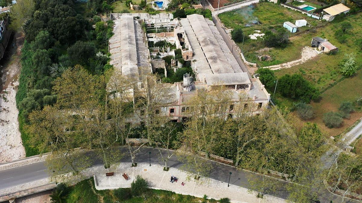 Imagen aérea de la fábrica de can Morató. A la izquierda se aprecia el torrente de Sant Jordi.
