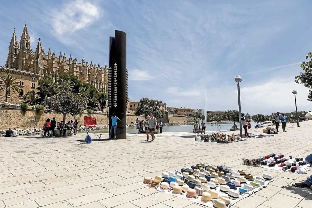 Un Parc de espaldas al Mar y al paseante