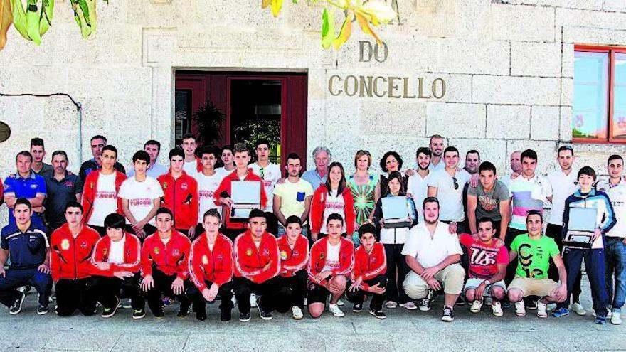 Deportistas homenajeados, con la alcaldesa y concejales.