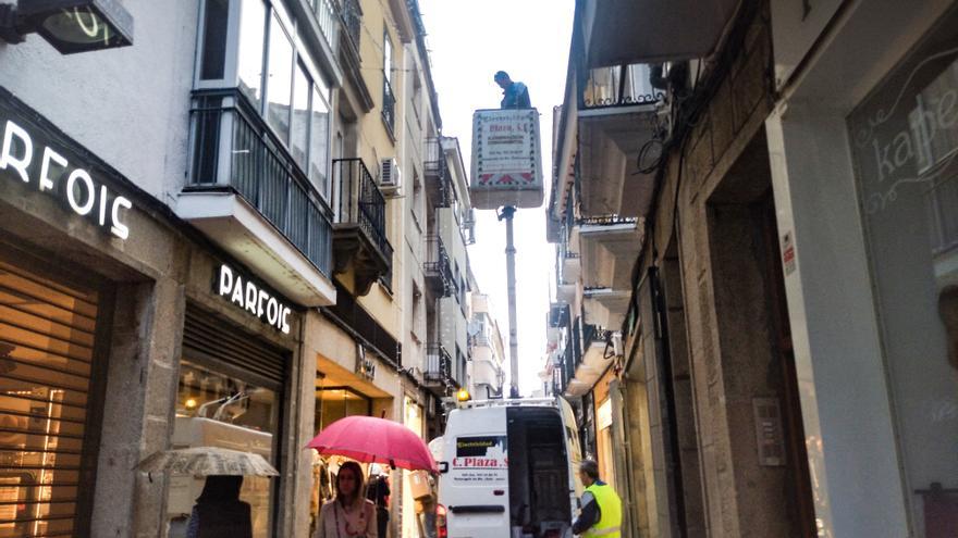 Instalan la iluminación navideña en Plasencia