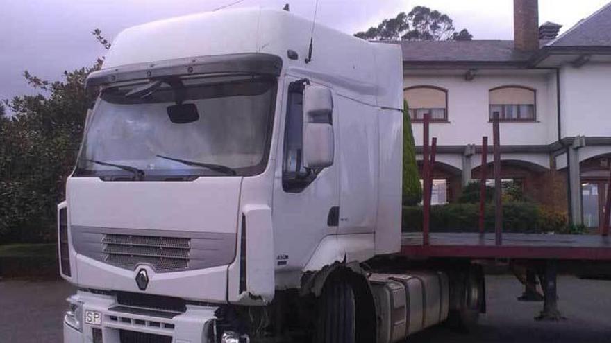 Fallece un camionero de 52 años al pasarle por encima una carretilla mientras trabajaba en Castropol