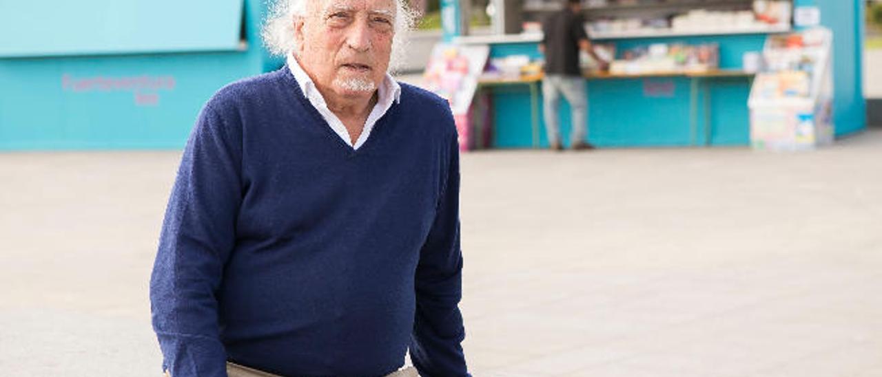 Manuel Vicent en la plaza del Palacio de Formación y Congresos, en Puerto del Rosario, ayer.