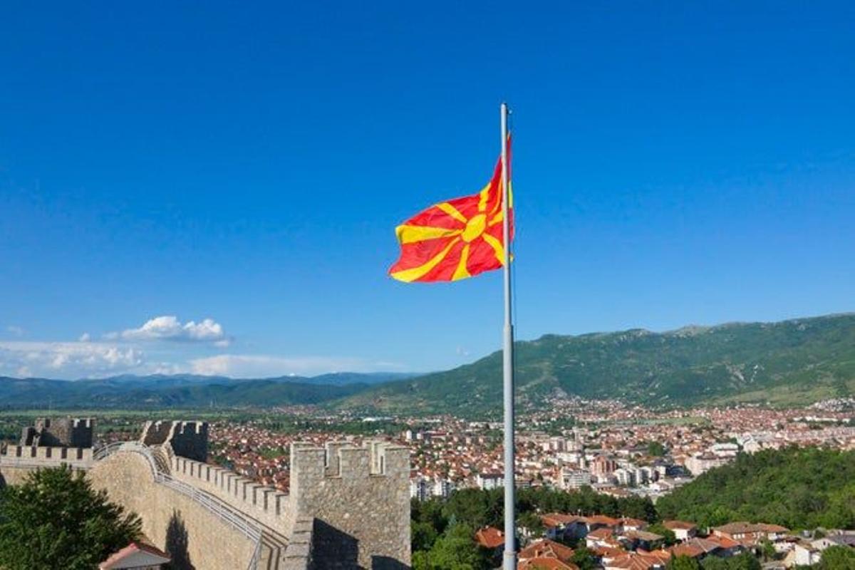 Murallas de la Fortaleza de Samuel con Ohrid a sus pies.