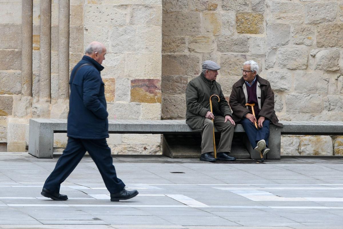 Una persona mayor pasea por la ciudad de Zamora.