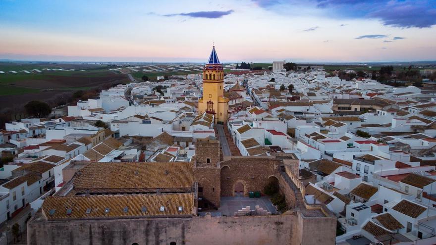 Los &#039;Pueblos Mágicos&#039; de Sevilla que tienes que visitar sí o sí este otoño: con bosques cobrizos, calles empedradas y la mejor gastronomía