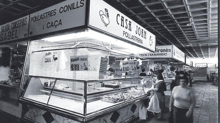 Foto històrica del Mercat de Salt, dels primers anys d&#039;existència.