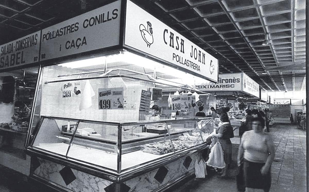 Foto històrica del Mercat de Salt, dels primers anys d'existència.