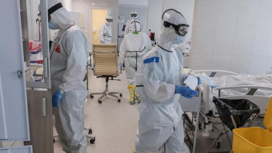 Trasladan a un hospital concertado de Lorca a cuatro infectados con el virus