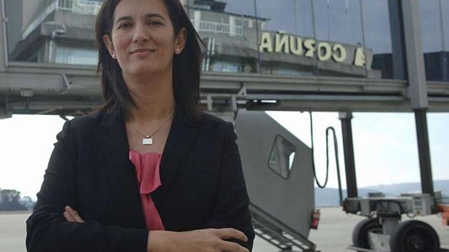 Cristina Echeverría, ayer, en el aeropuerto de Alvedro. / carlos pardellas