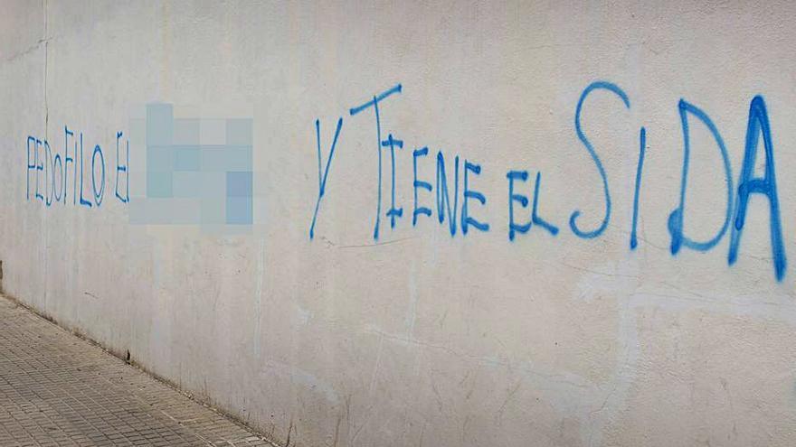 Las pintadas en las paredes con mensajes serofóbicos. | DANI MONLLOR