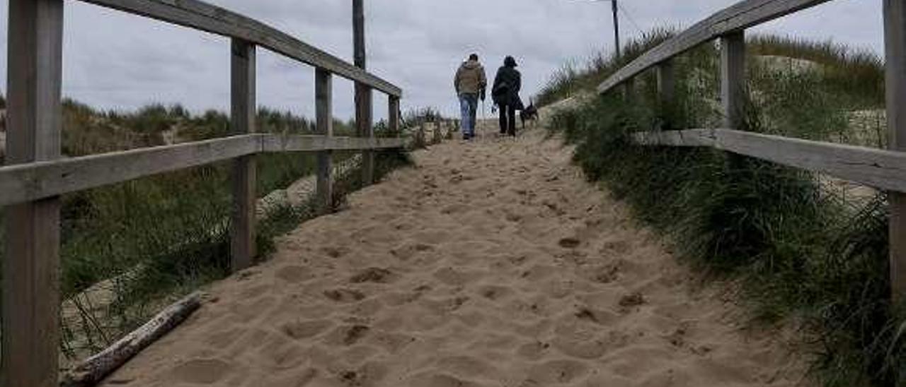 Estado actual de una de las pasarelas de acceso a la playa.