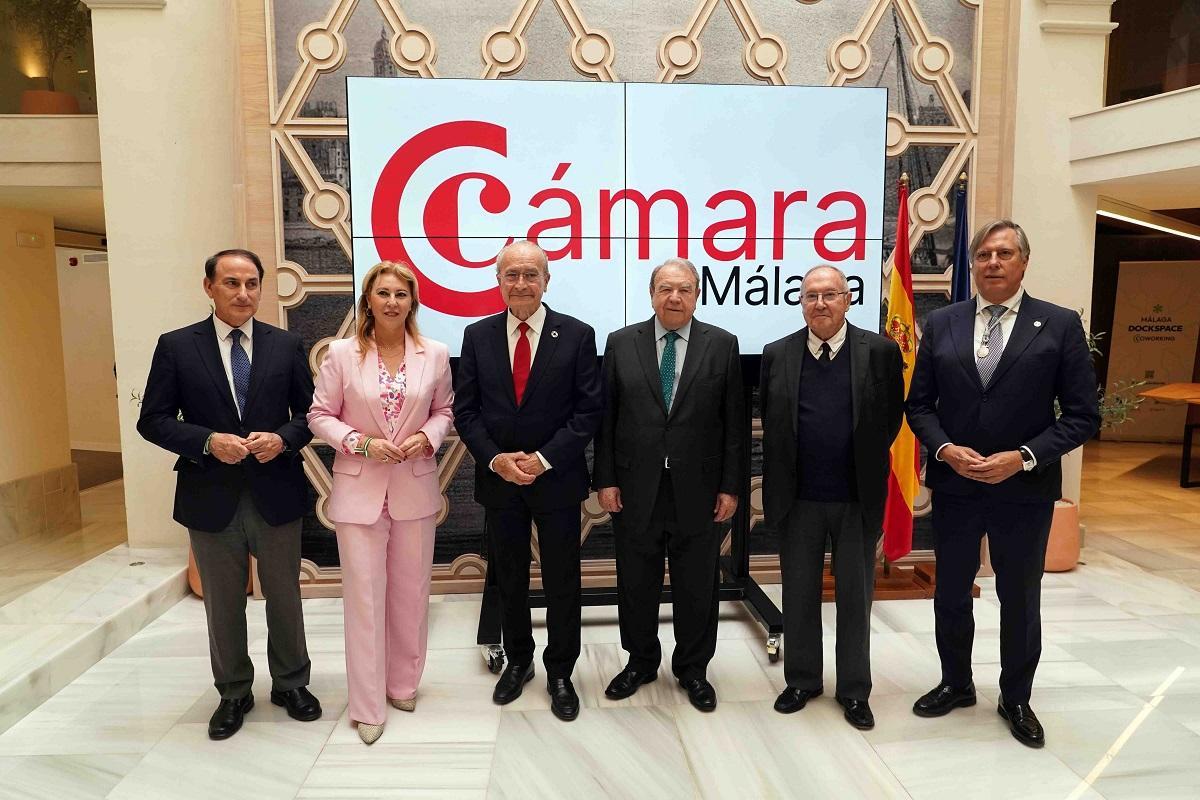 La foto de famiia previa l aacto de entrega de las medalla de oro a Jerónimo Pérez-Casero, en la Cámara de Málaga..