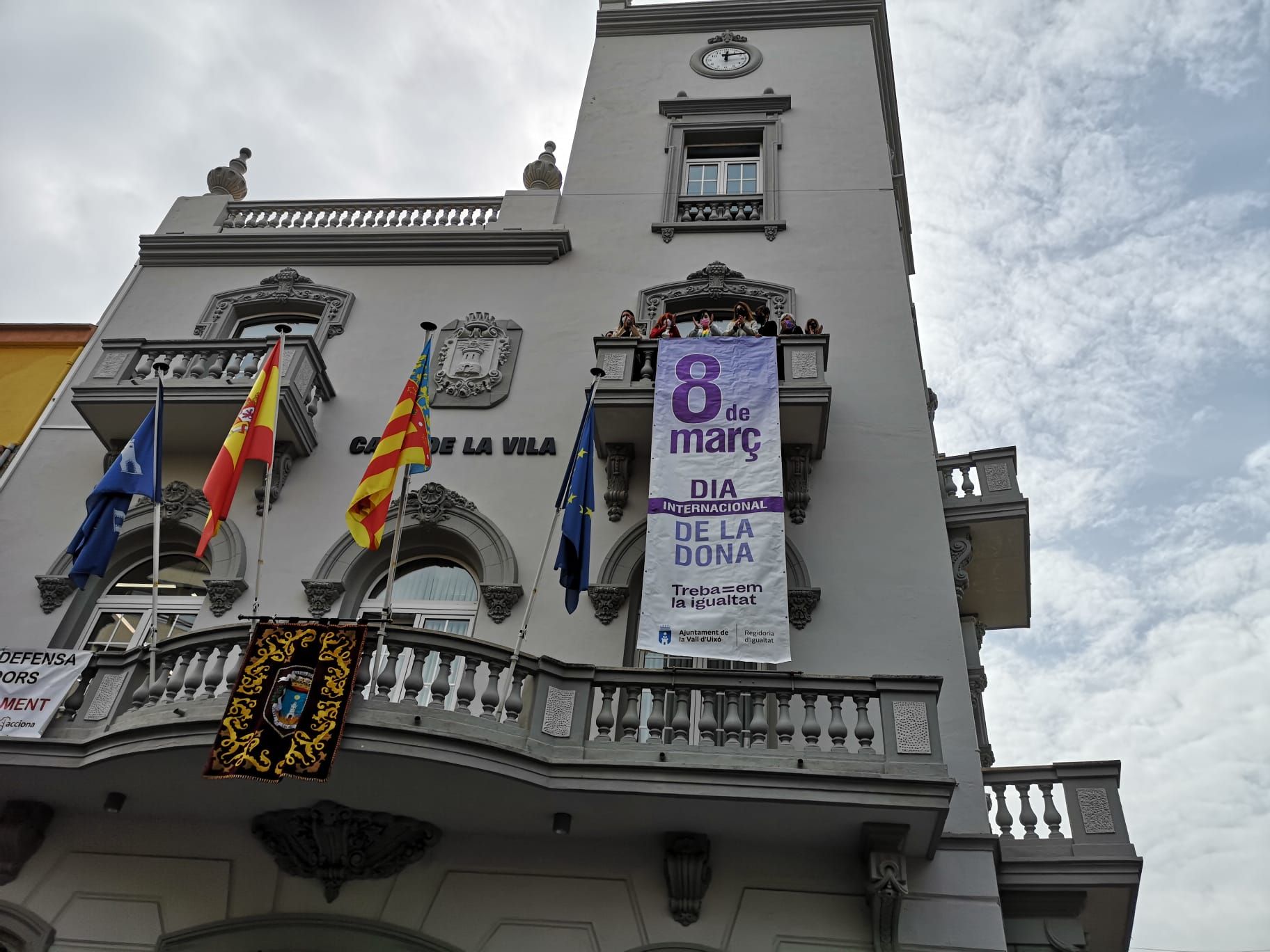 Imagen de la pancarta que han desplegado este martes en el ayuntamiento de la Vall d'Uixó.