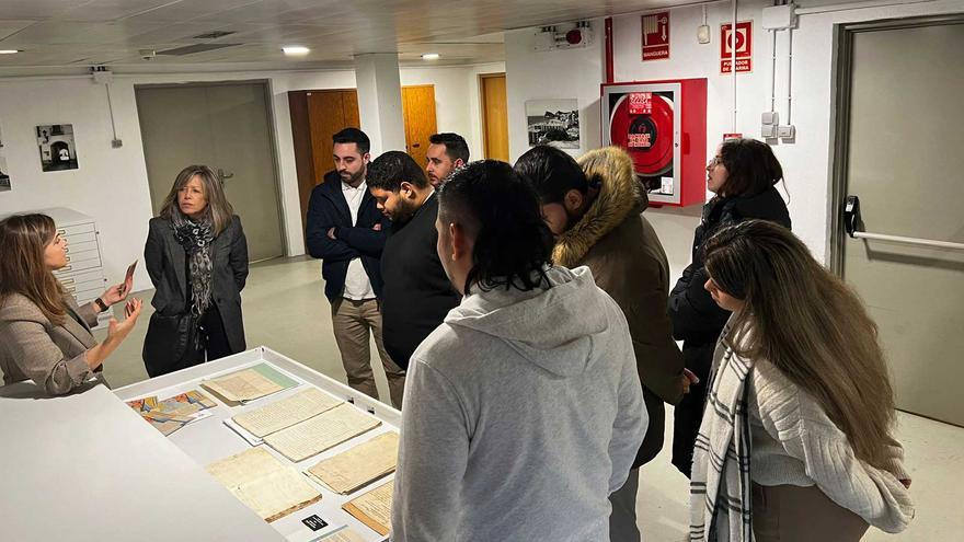Los alumnos del programa T’Avalem visitan el archivo municipal de Benidorm