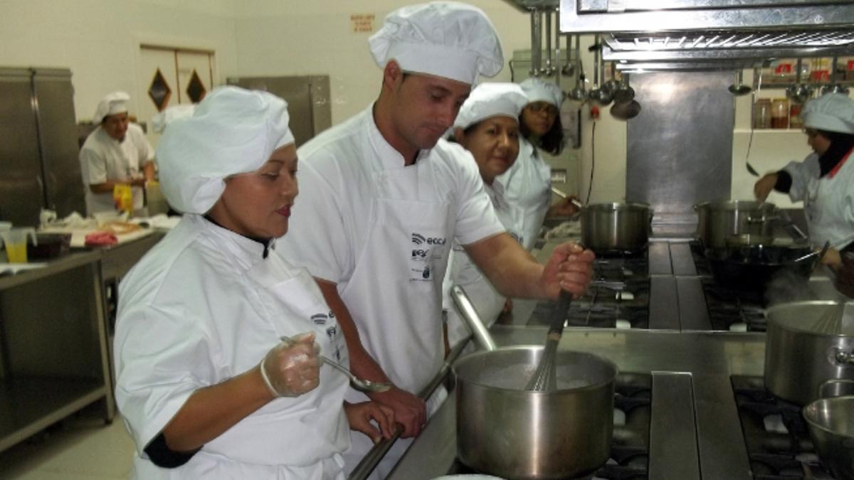 Curso impartido a desempleados para formarles como ayudantes de cocina.