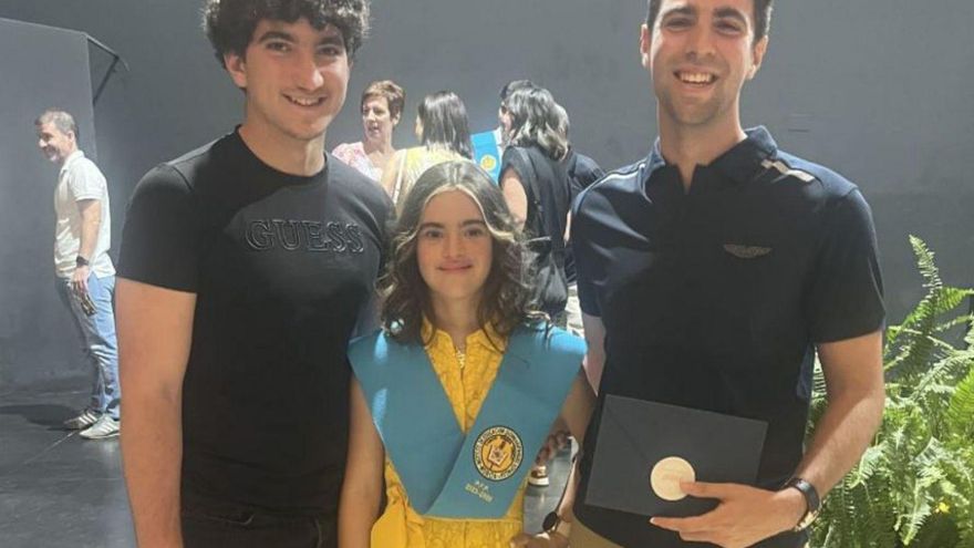 Leyre junto a sus hermanos en su graduación en el Miguel Espinosa.