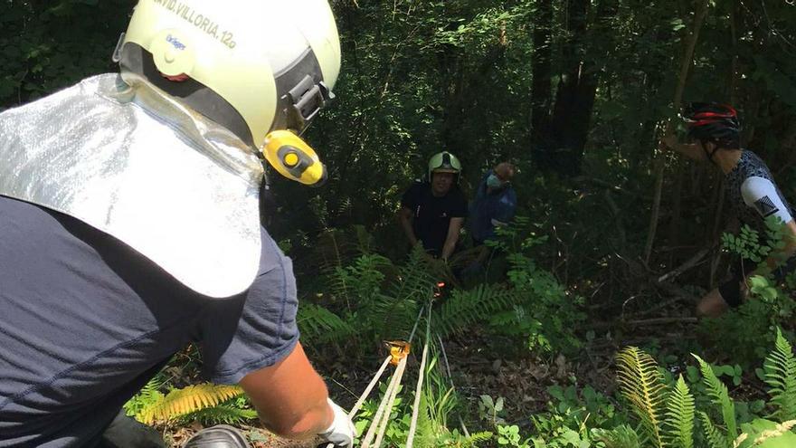 Rescatan a un ciclista que cayó por un terraplén de 20 metros en Lada