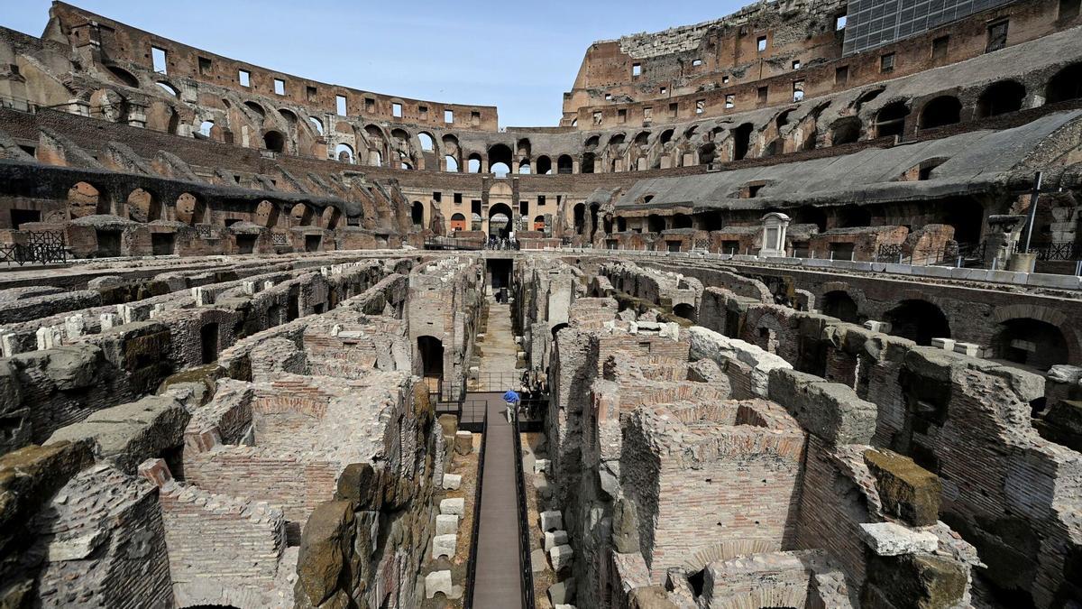 Vista de la zona del hipogeo en el Coliseo de Roma
