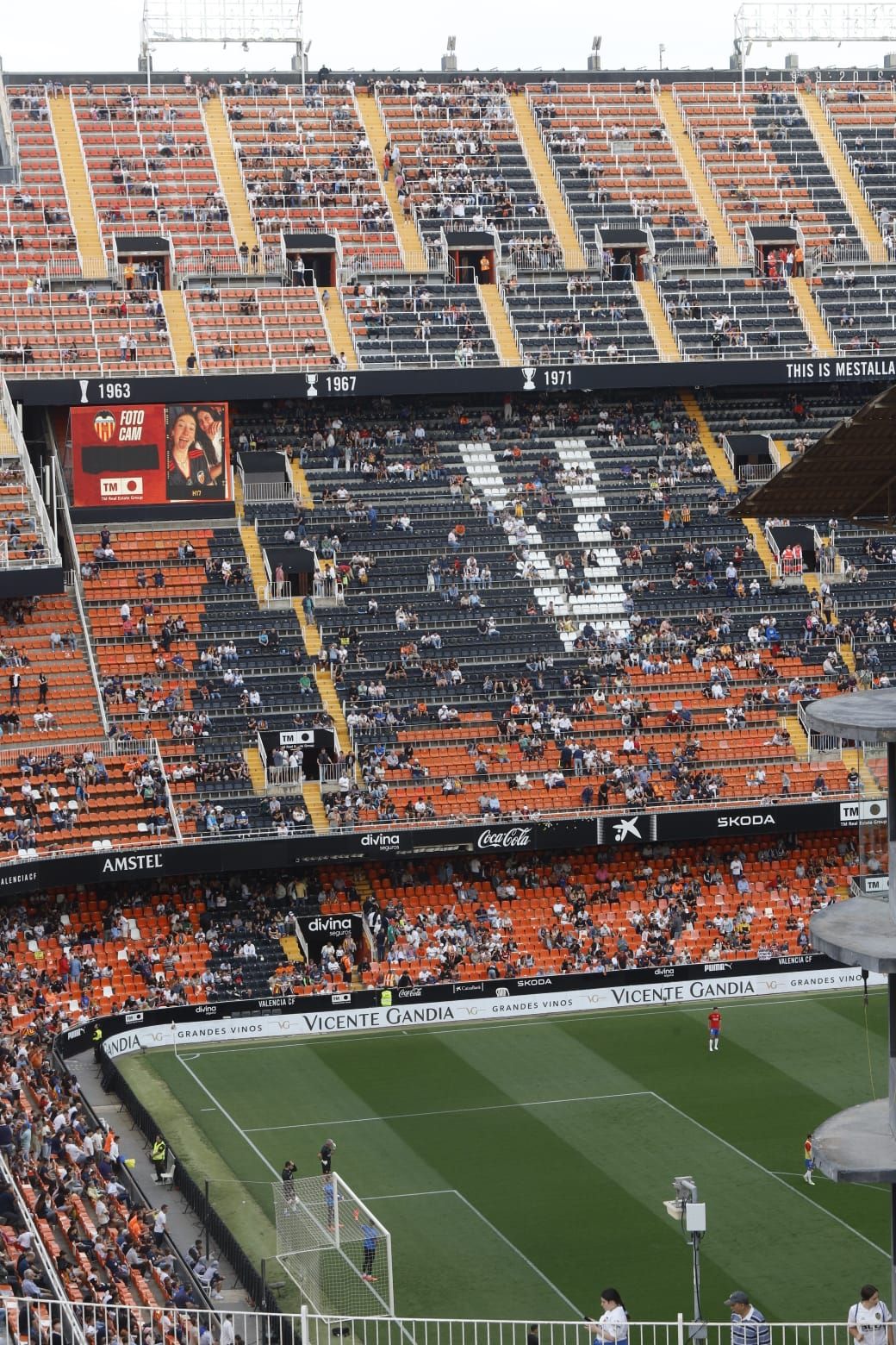 La afición del Valencia CF protesta ante Mestalla contra Peter Lim