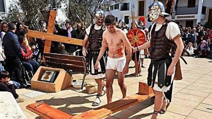 Un momento del vía crucis celebrado el pasado año en Sant Francesc.