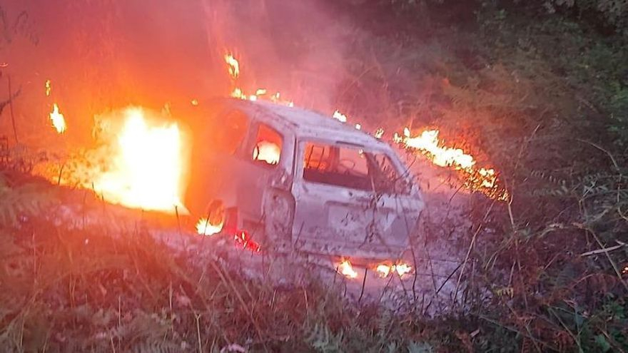 Arde un coche robado tras caer por un terraplén en Meira