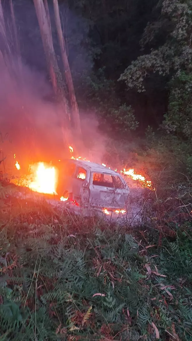 Arde un coche robado tras caer por un terraplén en Meira