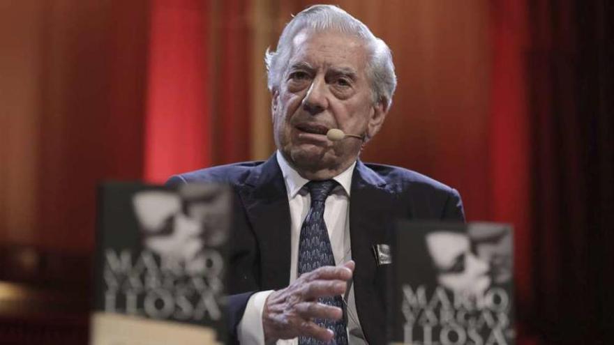 Mario Vargas Llosa, ayer, en Berlín.