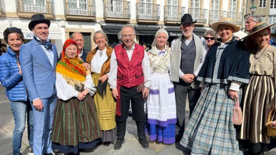 Bugallo e outros concelleiros do grupo municipal socialista, vestidos de época para celebrar o Banquete de Conxo
