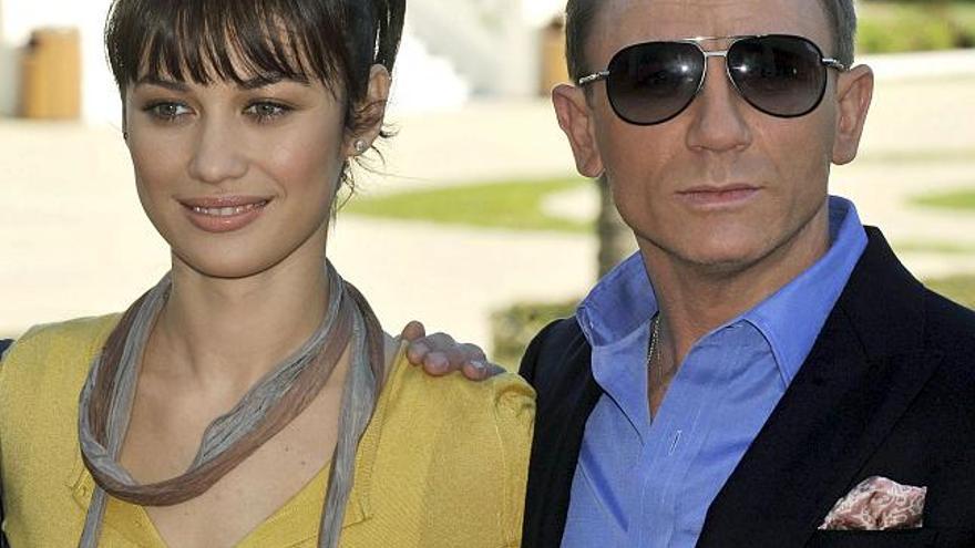 El actor británico Daniel Craig (d), la nueva &quot;chica Bond&quot;, la actriz ucraniana Olga Kurylenko.