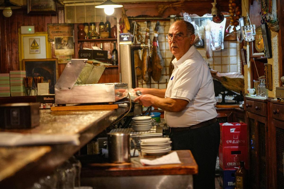 Antonio, uno de los trabajadores históricos del bar.