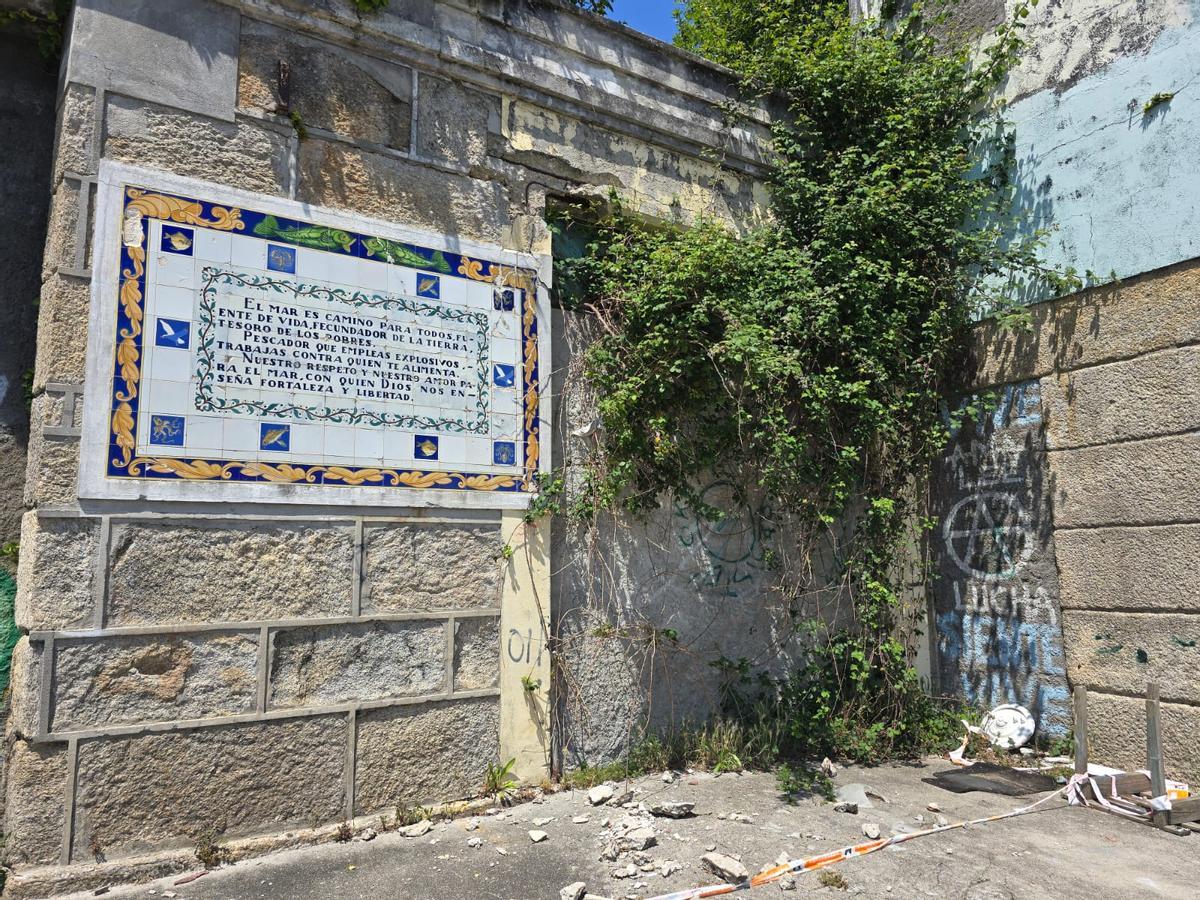 El mural con azulejos, en los edificios de entrada a Massó, y que es una advertencia contra el uso de explosivos en la pesca.