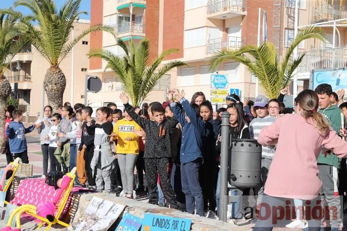 Un 'SOS' gigante para el Mar Menor formado por escolares en Villananitos