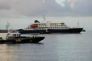 El crucero Hondius entra en el puerto de Granadilla para fondear y desembarcar a sus ocupantes