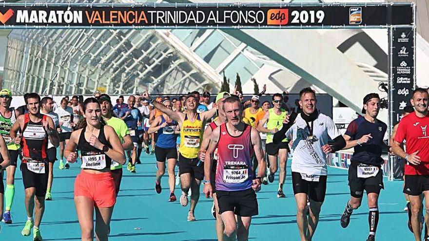 Corredores llegando a meta en el Maratón Valencia Trinidad Alfonso EDP 2019