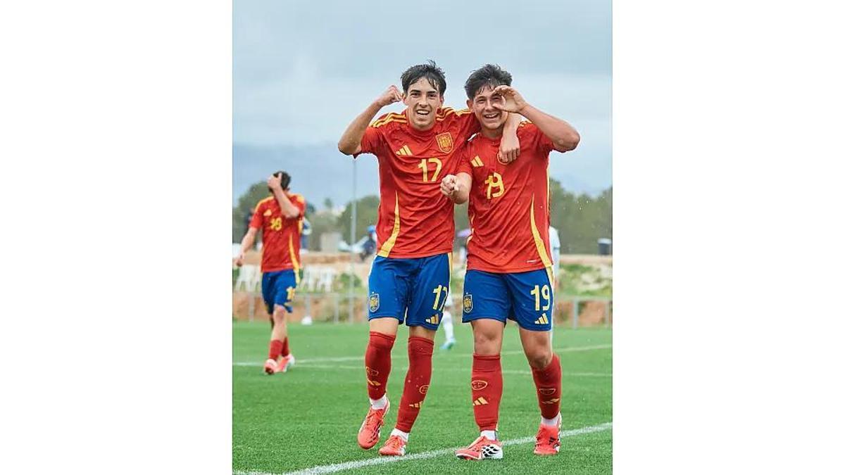 Raúl Lema celebra un gol con Aarón Silva