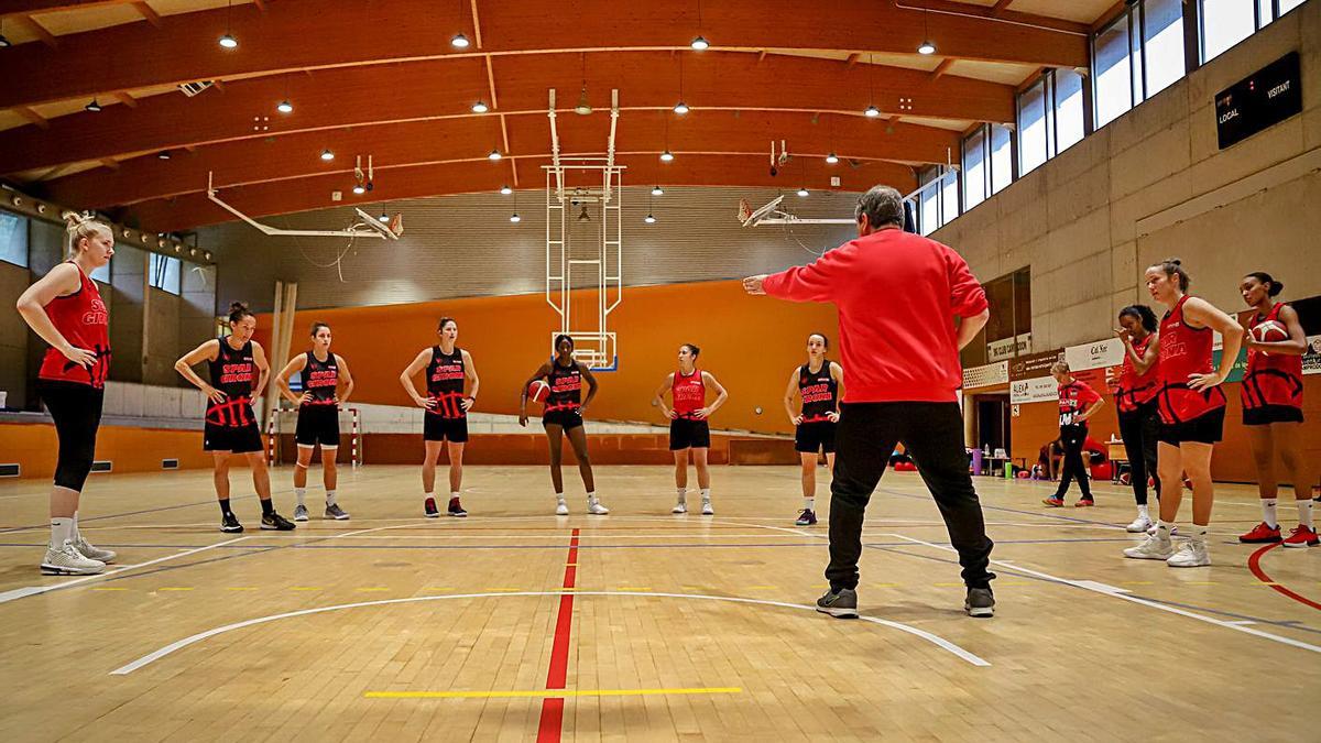 Alfred Julbe donant indicacions a les seves jugadores en l’entrenament d’ahir a Camprodon